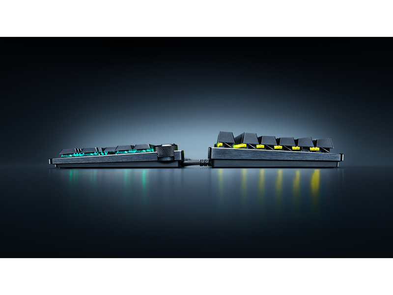 左がRazer Huntsman V3 Pro Low-profile Tenkeyless 8KHz、右が従来機種