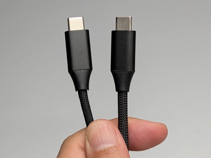 ポートはいずれもUSB Type-C。充電用のC-Cケーブルと置き換える形で導入する
