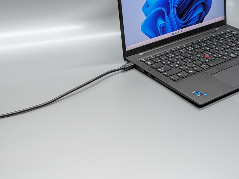 ノートPCを充電中のUSB Type-Cケーブルを……