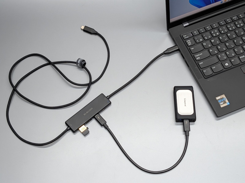 PCからUSBハブまでの部分はバスパワーで動作するので、反対側のケーブルが充電器に接続されていなくともUSBハブとして問題なく使える