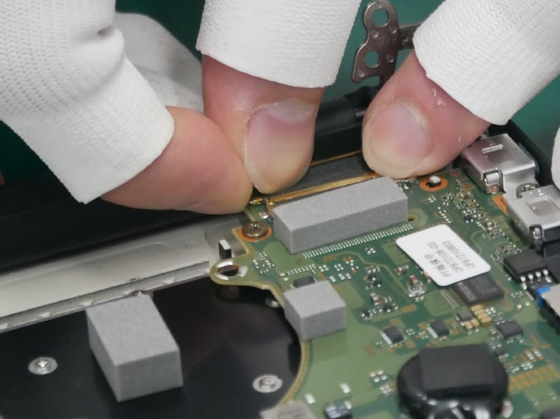 続いて、カメラケーブルの接続作業。難しい作業が続く時間帯だが、これらを見事にクリア
