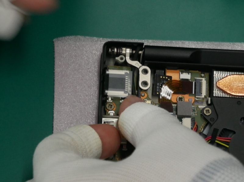 ヒンジ金具の取り付け作業