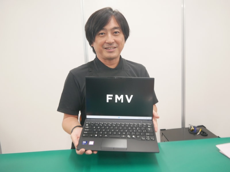 完成した「FMV Zero」を手に持つ栗田COO