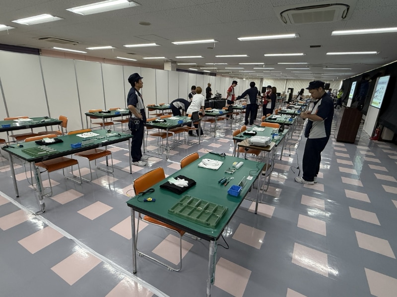 前日の設営作業の様子。すべてが社員による手づくりだ