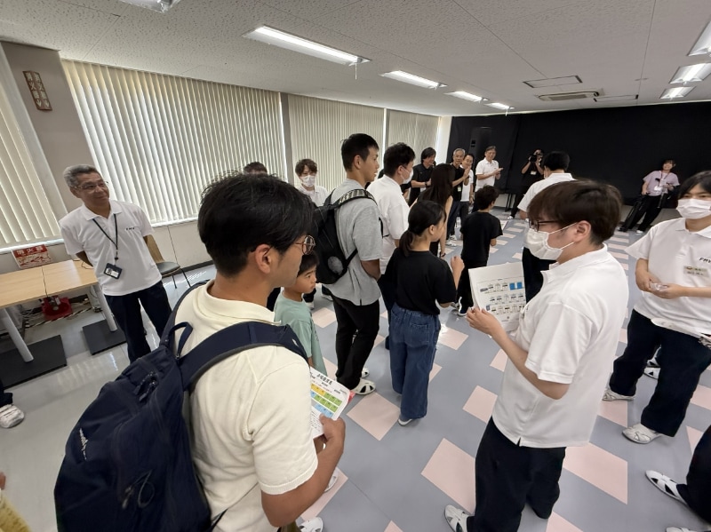 組立会場に向かう参加者たち