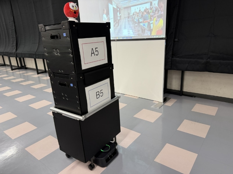 パーツが入ったケースは、AMRが運んできた。現在、島根富士通では15台が稼働中だという