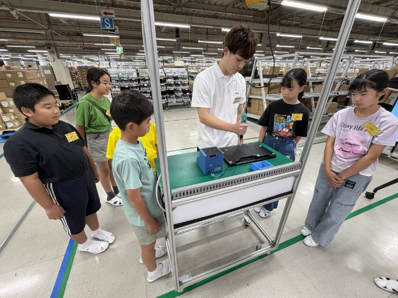 組み立てが終わった後はイベントに参加。電動ドライバーを使ったネジ締め競争を行なった