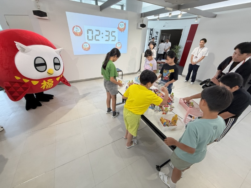 お菓子を詰め込んで634gを目指すゲームも実施