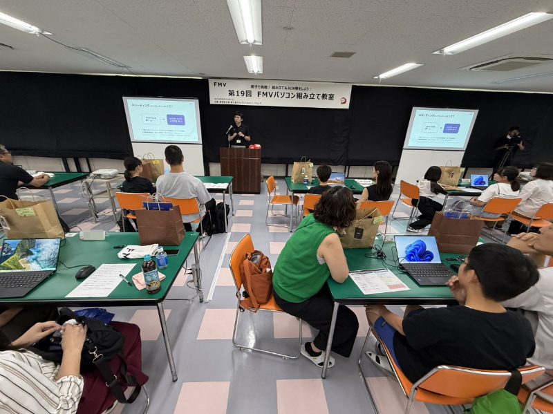 組み立てたパソコンを使ったAIによるゲームづくり体験を行なった