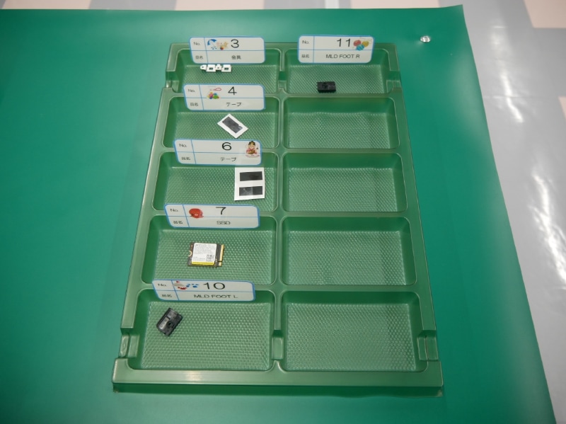 SSDなどの細かい部品はトレイの中に用意されていた