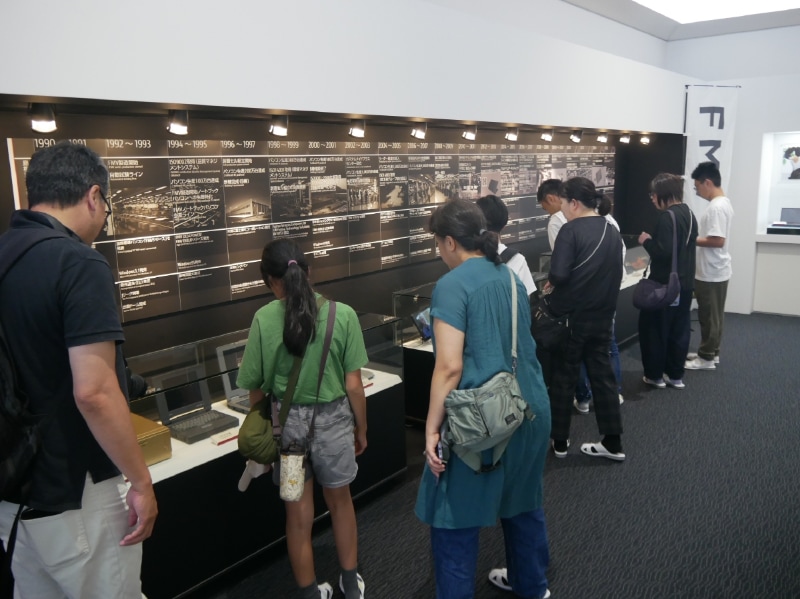 ショールームでは島根富士通の歴史にも触れることができる。歴代パソコンも展示されている