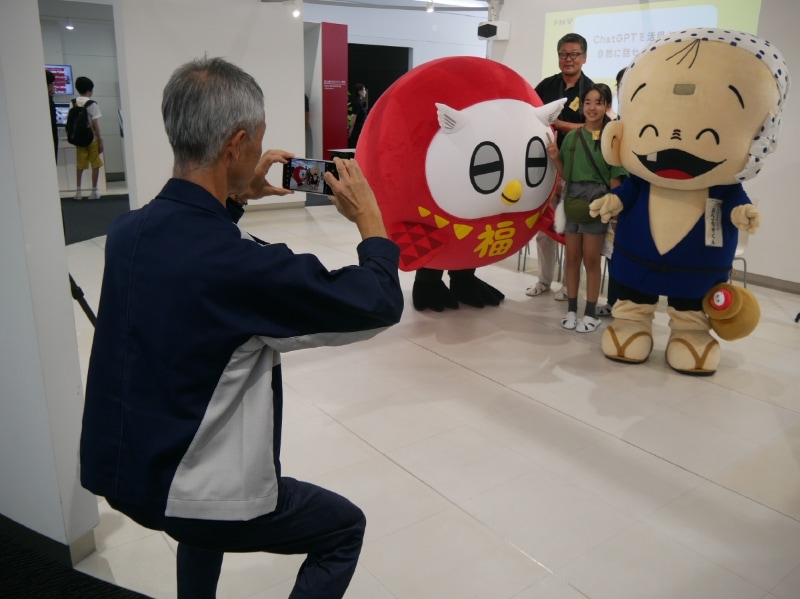 写真撮影をする参加者たち。富士通クライアントコンピューティングの髙嶋執行役員常務がカメラマン役として大活躍