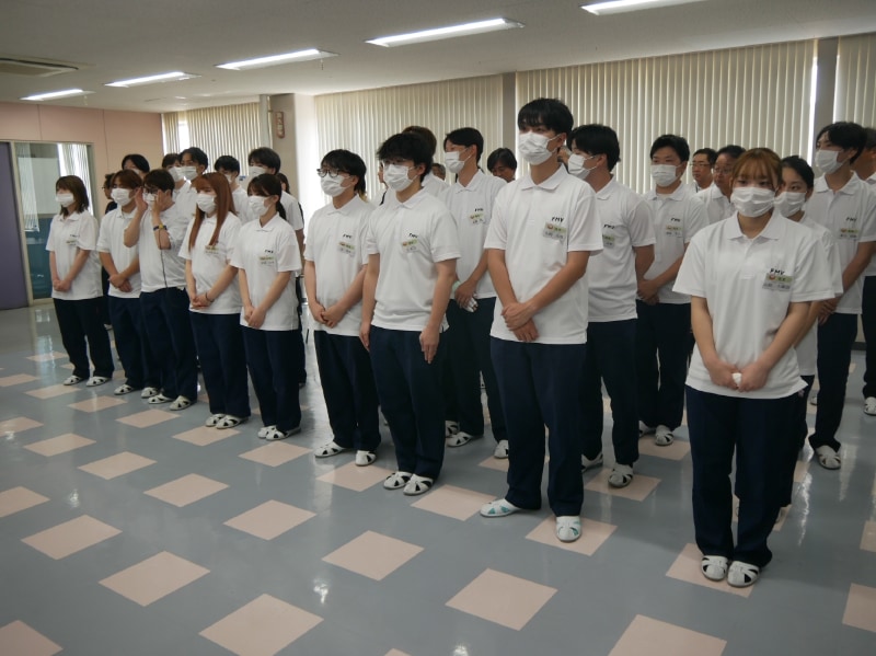 先生役を務めた島根富士通の社員たち。1人の社員が、1組をサポートした