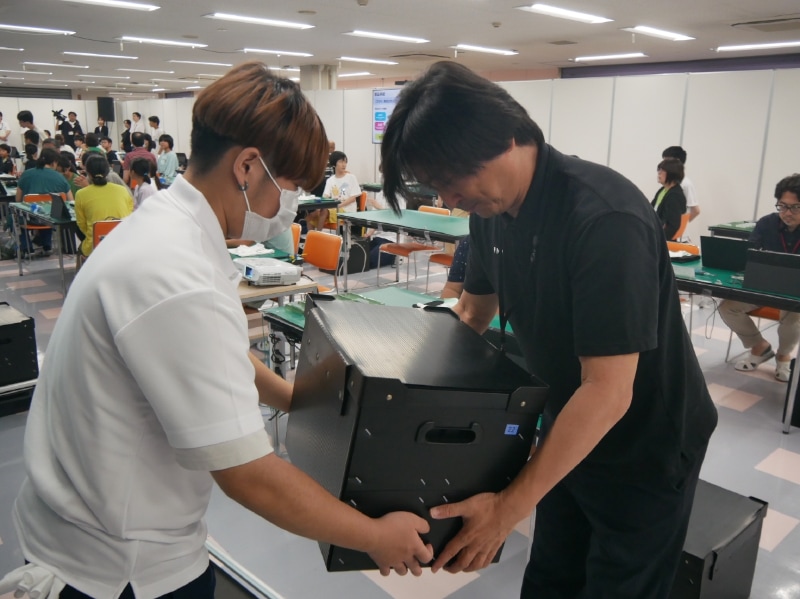 まずはパーツが入ったケースを受け取る