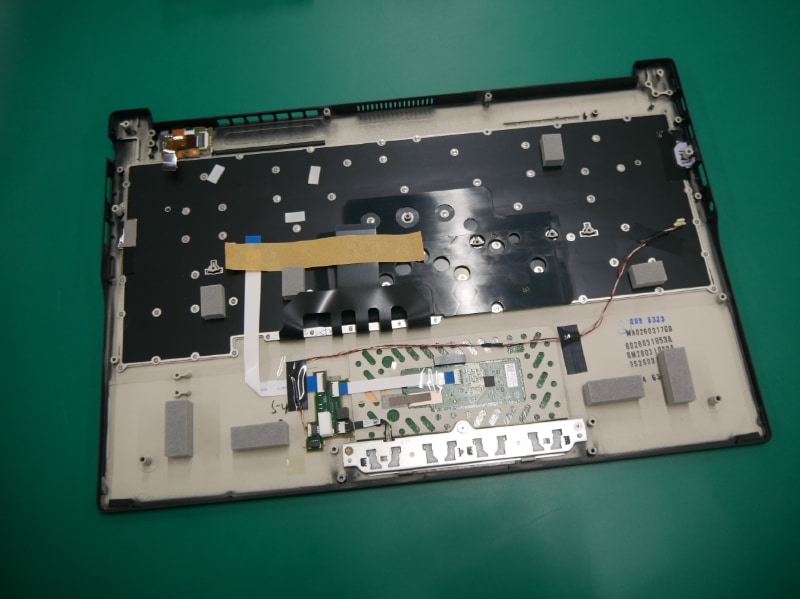 キーボード部となるCカバー。ここに部品を組み込んでいくことになる