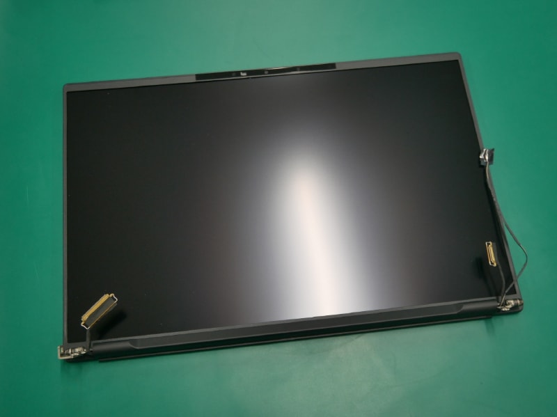 液晶パネル。すでにAカバー(天板)に組み込んである