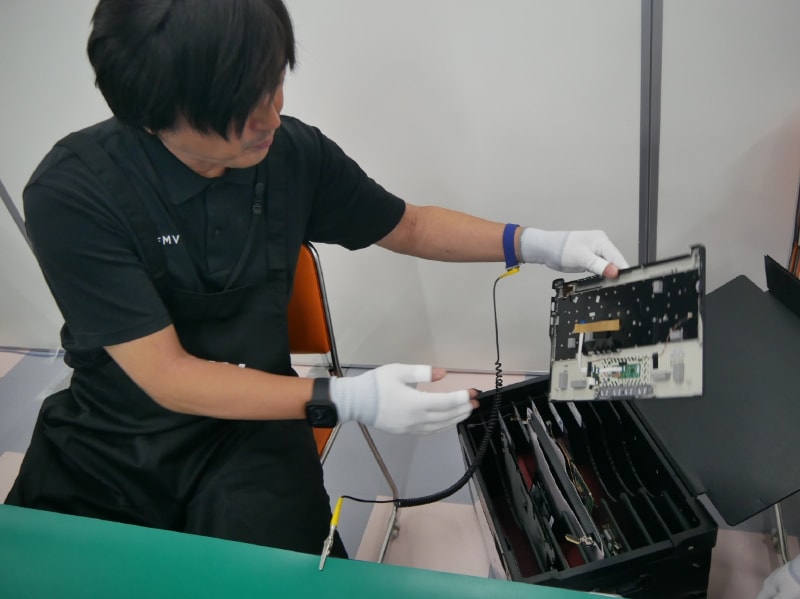 パーツケースの中からCカバーを取り出す