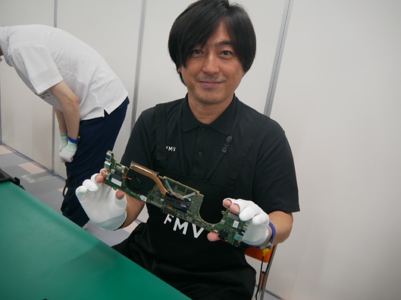 続いてマザーボードを取り出す。約1300点の部品が実装されているという