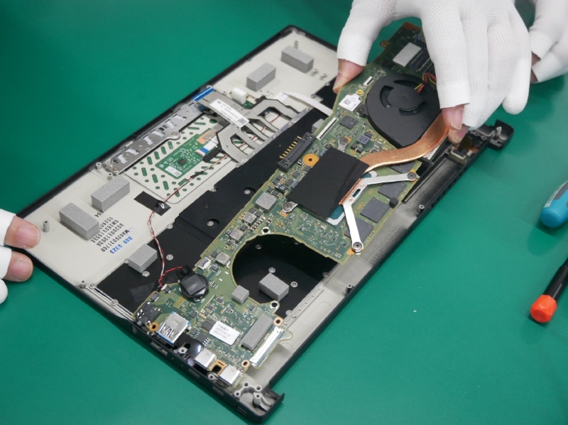 マザーボードを取り付ける。ケーブルを挟み込まないように注意する