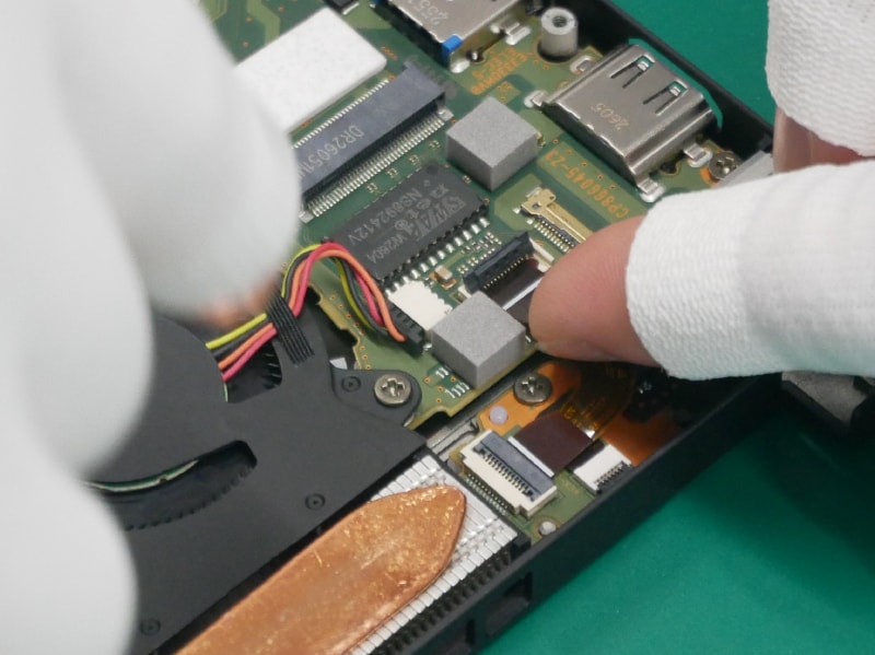 マザーボードへのケーブル接続が続く。電源フレキの接続作業