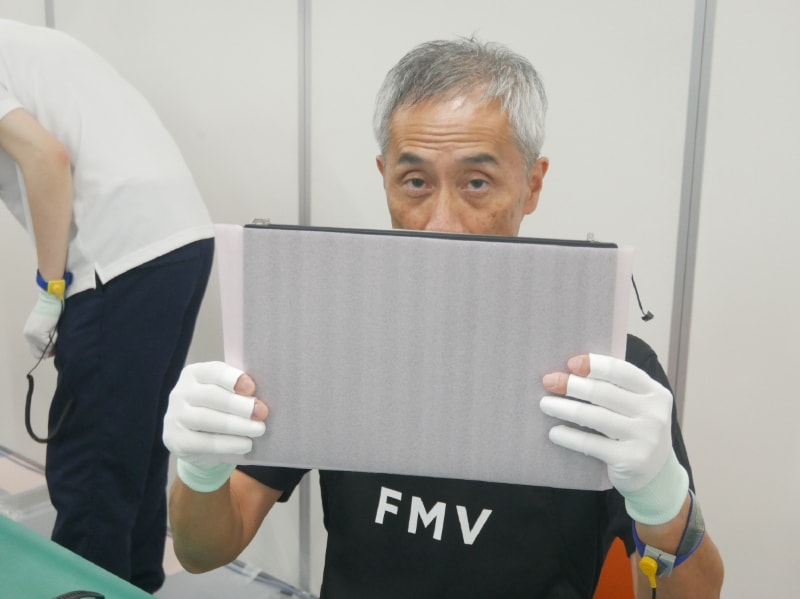 次に液晶パネルを取り出す