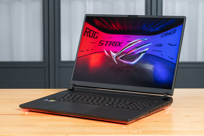 ASUSの「<a href="https://rog.asus.com/jp/laptops/rog-strix/rog-strix-scar-18-2026/" class="n" target="_blank">ROG Strix SCAR 18 (2026) G835LXG</a>」(型番G835LXG-U9R5090R642T)。直販価格は109万8,000円