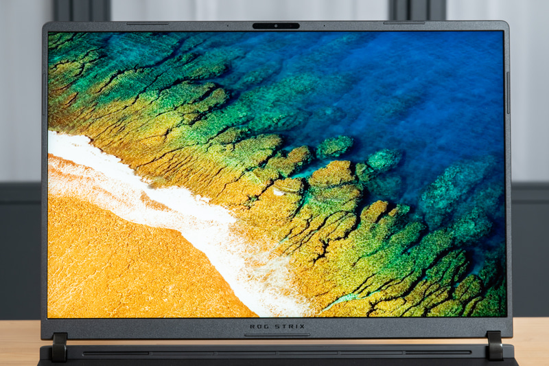 18型と大型で4K(3,840×2,400ドット)と高解像度、色の再現性も高いディスプレイを搭載