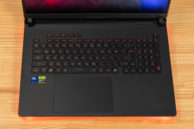 キーボードは日本語配列でテンキーも備える。LEDも内蔵