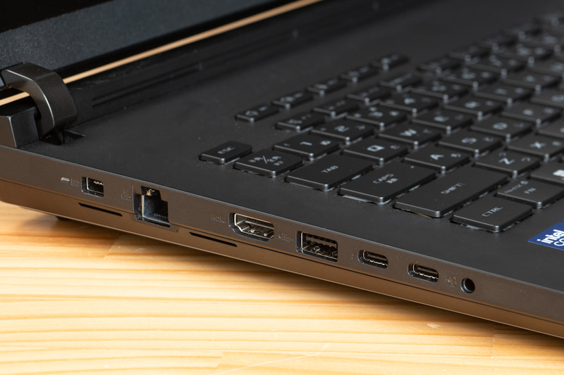 左側面に2.5Gの有線LAN、HDMI出力、USB 3.2 Gen 2を1基、Thunderbolt 5を2基、ヘッドセット端子を用意