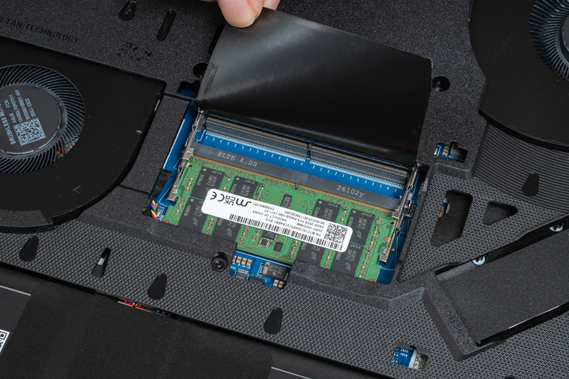 メモリスロットも1基空きがあるので、手軽に増設が行なえる。最大128GBまで搭載可能だ