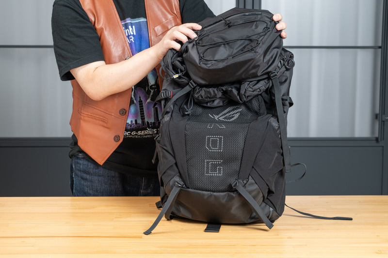 18型のノートPCを収納できるASUSのリュック「<a href="https://rog.asus.com/jp/apparel-bags-gear/bags/rog-archer-ergoair-gaming-backpack/" class="n" target="_blank">ROG Archer ErgoAir Gaming Backpack BP3800</a>」。直販価格は2万1,980円