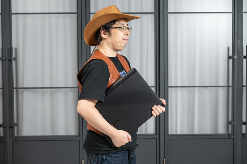約3.73kgとノートPCとしては重量があるものの家庭内なら余裕で持ち運べる