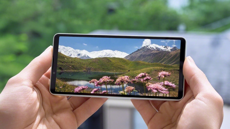 フルHD+表示対応の6.1型有機ELディスプレイは従来と比べ輝度が50%向上