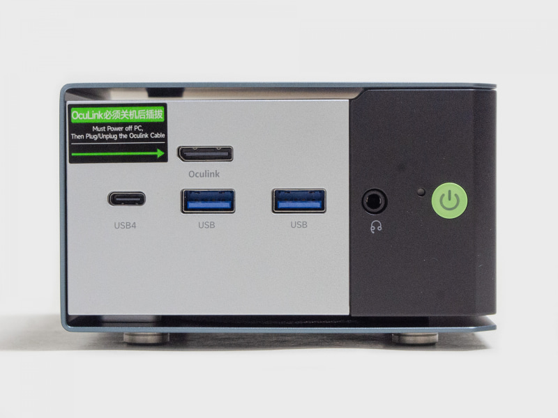前面。USB4、OCuLink、USB 3.2 Gen 2 2基、3.5mmジャック、電源ボタン