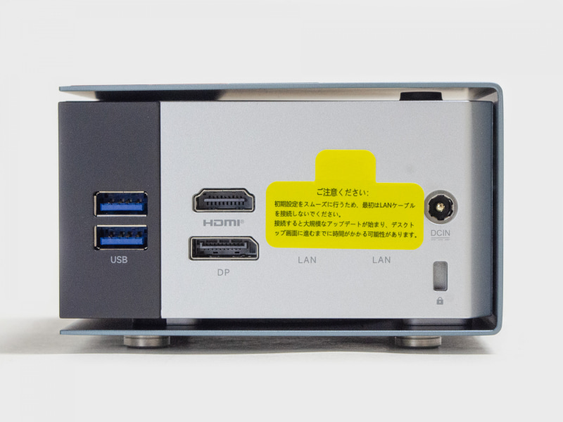 背面。USB 3.2 Gen 2 2基、HDMI、DisplayPort、2.5GbE x2、電源入力