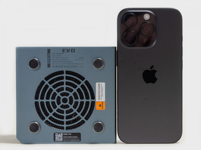 裏面とiPhone 16 Pro。ミニPCの中でもかなり小さい