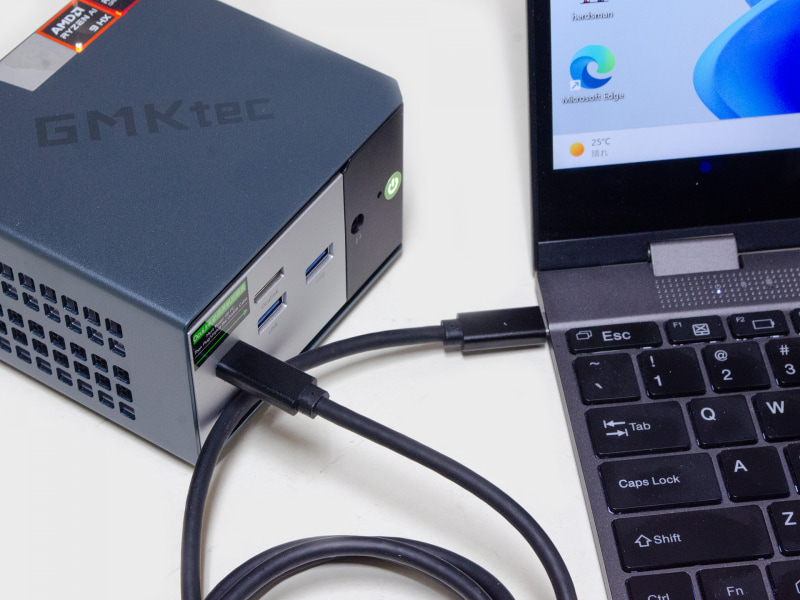 いつものキーボード付きモバイルモニターへ接続。USB4があるのでType-Cケーブル1本で接続可能
