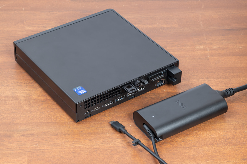標準の電源は100WのACアダプタを使用。最大100Wの電源入力に対応したUSB Type-Cポートに接続する。このType-CはDisplayPort Alt Mode(最大5,120×3,200ドット/60Hz)による映像出力もサポートする