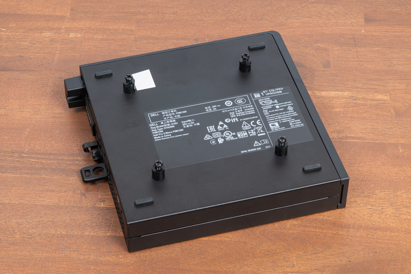 付属のステップネジをDell Pro 5 マイクロ デスクトップに取り付け