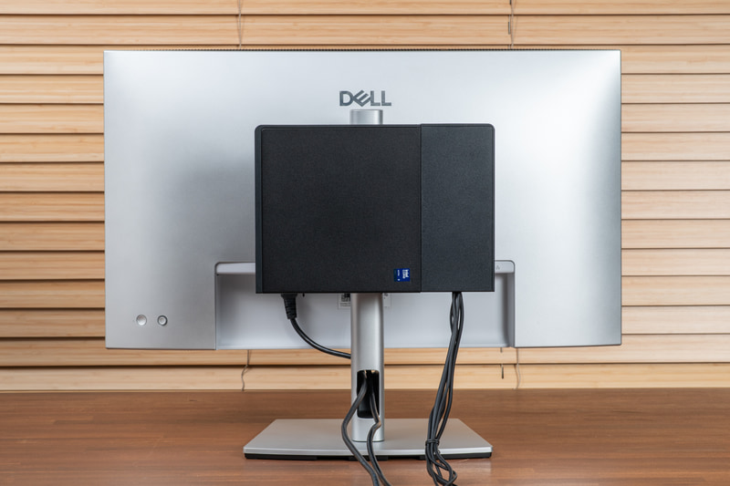 モニターに標準で取り付けられているスタンドを外し、Dell Proオールインワン マイクロ スタンド MFS22をモニターに取り付ける