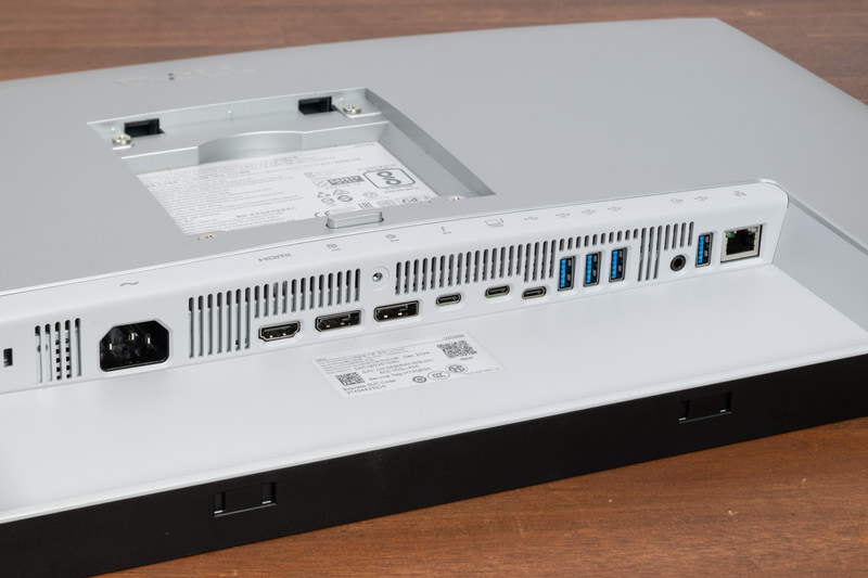 Thunderbolt 4、HDMI、DisplayPortの映像入力のほかUSBハブや2.5Gbpsの有線LANも備える