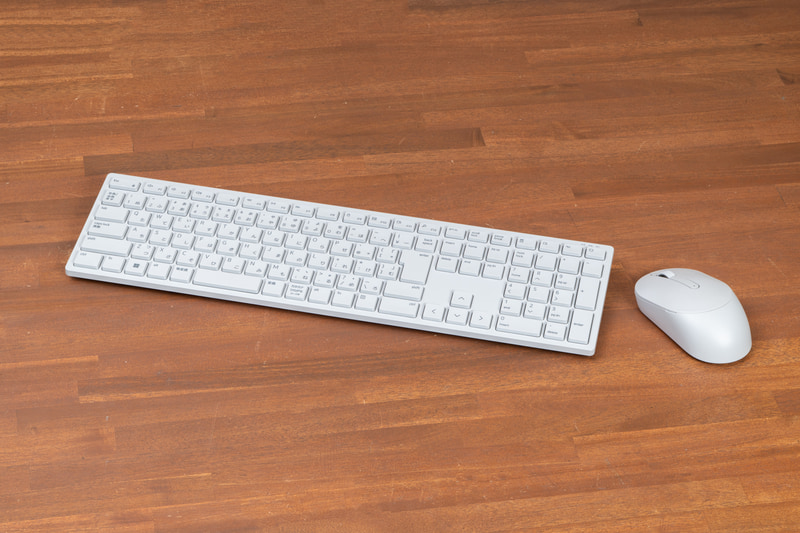 「Dell Pro 5キーボードとマウス - KM526 - 日本語 - ライト アッシュ」