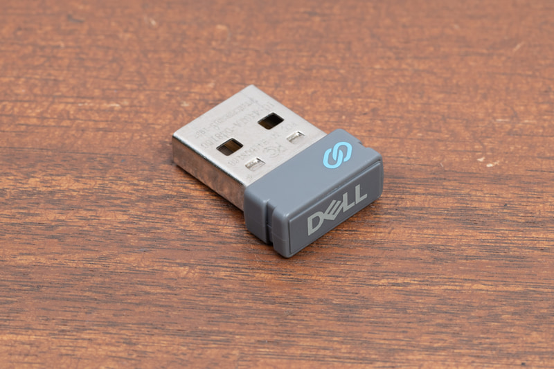 1つのUSBドングルでマウスとキーボードの両方を接続できる。モニター背面のUSBハブに接続すればUSBドングルの存在も意識せずに使える