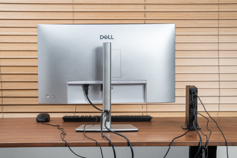Dell Pro 5 マイクロ デスクトップをデスクの上に設置したパターン。ここでは、本体にはACアダプタをつなぎ、モニターとPCはDisplayPortでつないでいる。モニターにType-C給電&映像入力がなければ接続されるケーブルの数はどうしても増える