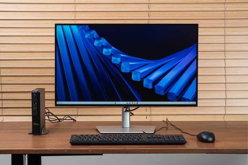 Dell Pro 5 マイクロ デスクトップをデスクの上に設置したパターン。ここでは、本体にはACアダプタをつなぎ、モニターとPCはDisplayPortでつないでいる。モニターにType-C給電&映像入力がなければ接続されるケーブルの数はどうしても増える