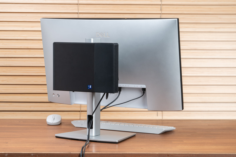 Dell Proオールインワン マイクロ スタンド MFS22とU2725QEの組み合わせはケーブルの数を減らせ、デスクのスペースをより確保でき、見栄えも一気によくなる