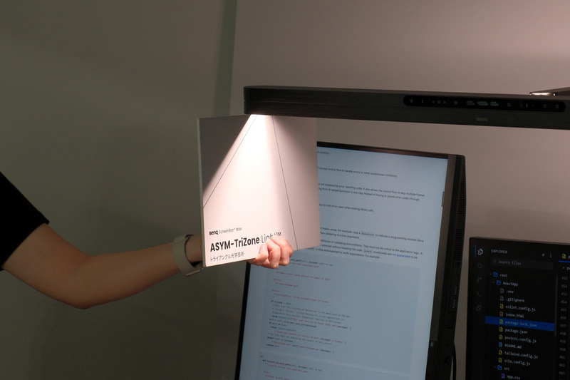ASYM-TriZone Lightにより、画面に映り込んだり、目に光が入ったりしない設計