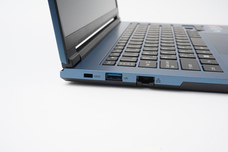 右側面にUSB 3.2 Gen 1、Gigabit Ethernetを搭載