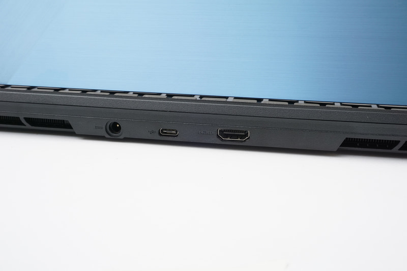 背面にUSB 3.2 Gen 2 Type-C(DP&PD対応)、HDMI出力を備える