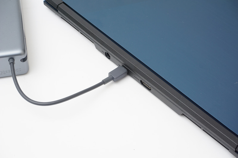 USB 3.2 Gen 2 Type-C経由の充電も可能なので、65W以上のUSB PDに対応した充電器やモバイルバッテリが使える